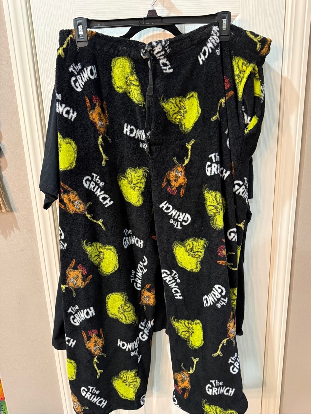 Dr. Seuss Black Tee with Neon Green Grinch Graphic xxl pajamas read description - Picture 4 of 6